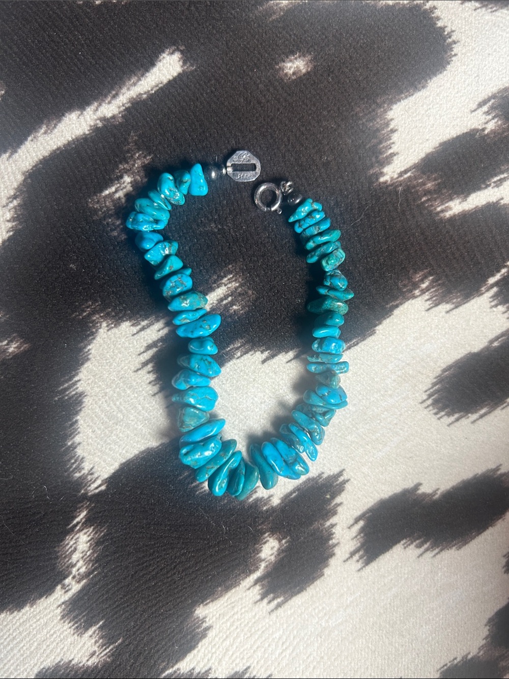 Turquoise Chip Beaded Bracelet 
Signed Carolyn Pollack- Vibrant Blue 7”